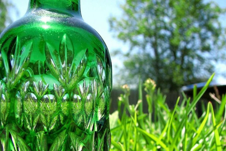 Creato vetro biodegradabile e riciclabile fatto di amminoacidi